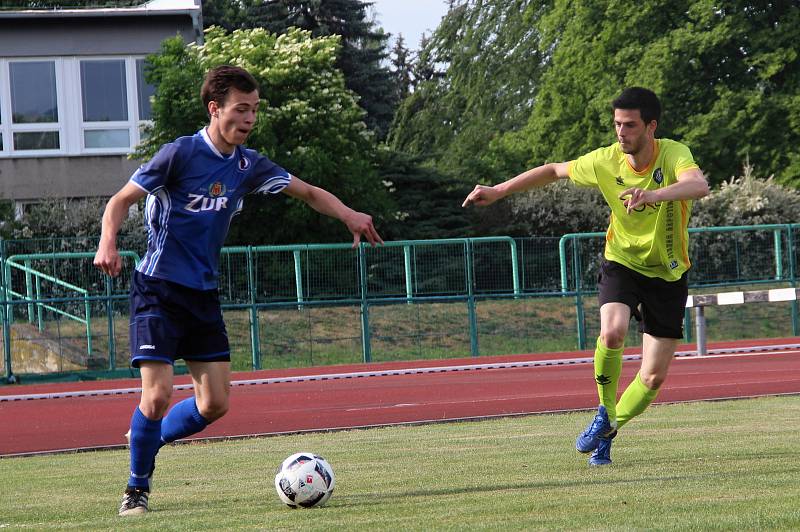 Fotbalisté 1. FC Viktorie Přerov (v modrém) proti TJ Jiskra Rapotín (7:0). Martin Koller