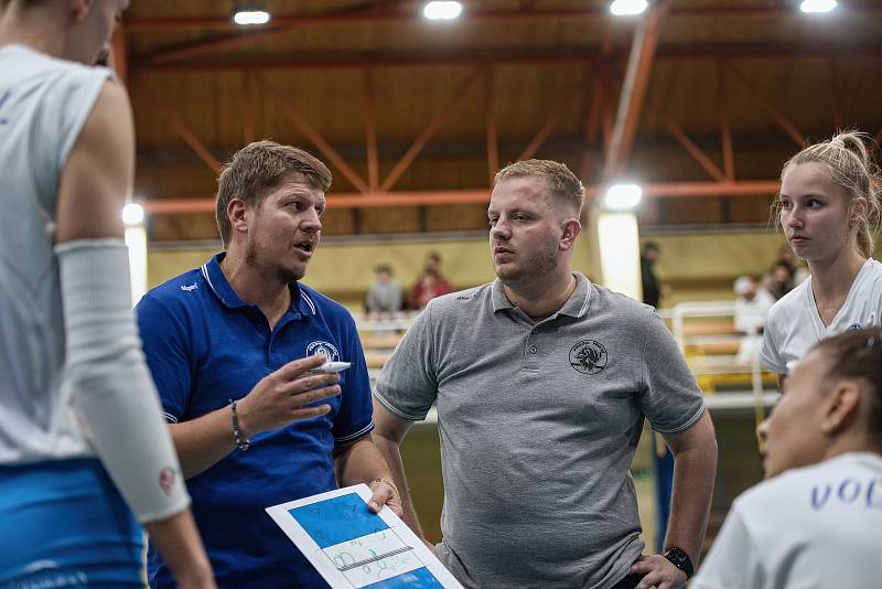 Volejbalistky Přerova (v bílém) v utkáních Ligového poháru proti PVK Olymp Praha a VK Dukla Liberec.