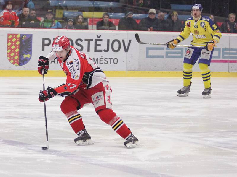 Vyhecované derby přineslo hned dvacet vyloučení a šest branek. První duel předkola ze začátku vypadal na jasnou záležitost. Prostějov vedl 2:0. V polovině zápasu, ale Přerov během dvou minut a dvanácti sekund stav otočil na 3:2 a výhru už nepustil.