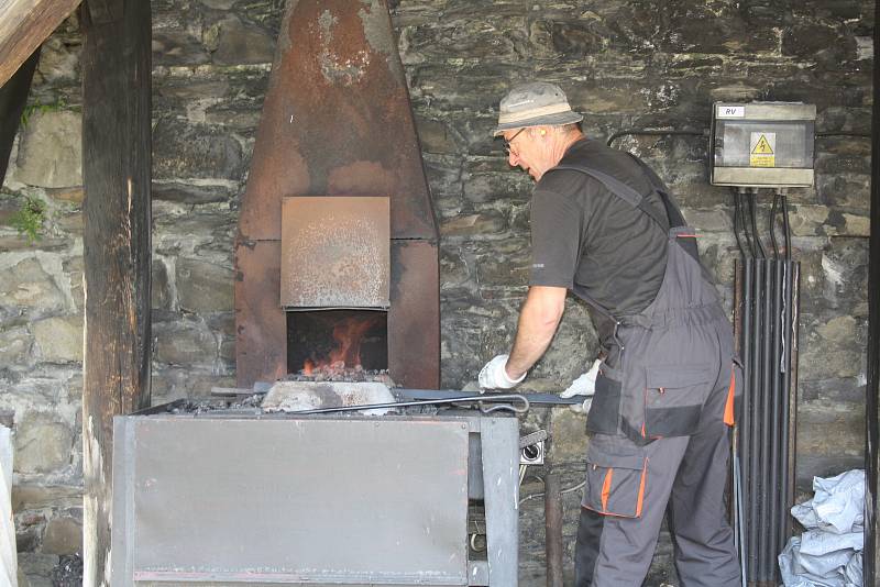 Helfštýnská pouť nabídla divadlo, středověký jarmark, bohoslužbu i kinematograf. Součástí programu byl středověký jarmark.