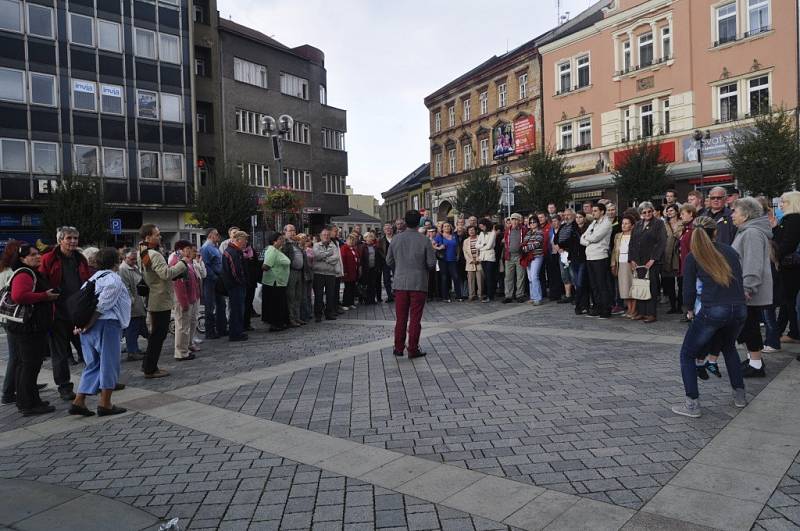 S obrovským zájmem široké veřejnosti se setkala nedělní procházka po stopách přerovské architektury. Zúčastnilo se jí kolem sto dvaceti lidí.