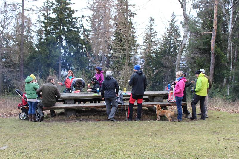 V rozhledně funguje i občerstvení, kde zájemci mohou nakoupit buřty nebo klobásu k opečení, vyjít na vyhlídkovou plošinu a rozhlédnout se po krajině a také si oddechnout v teple.