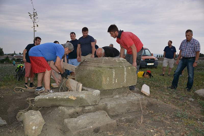 Alespoň symbolické narovnání starých křivd - o to se pokusili přerovští patrioti, kteří s pomocí speciální konstrukce obrátili  těžký sokl barokní sochy svatého Šebestiána v polích za hřbitovem. Sochu za totality zničili milicionáři.