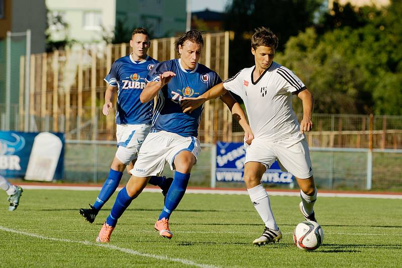 Fotbalisté Přerova (v modrém) proti rezervě 1. HFK Olomouc.