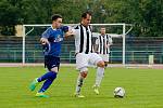 Fotbalisté Přerova (v modrém) v derby proti FC Želatovice (1:0).