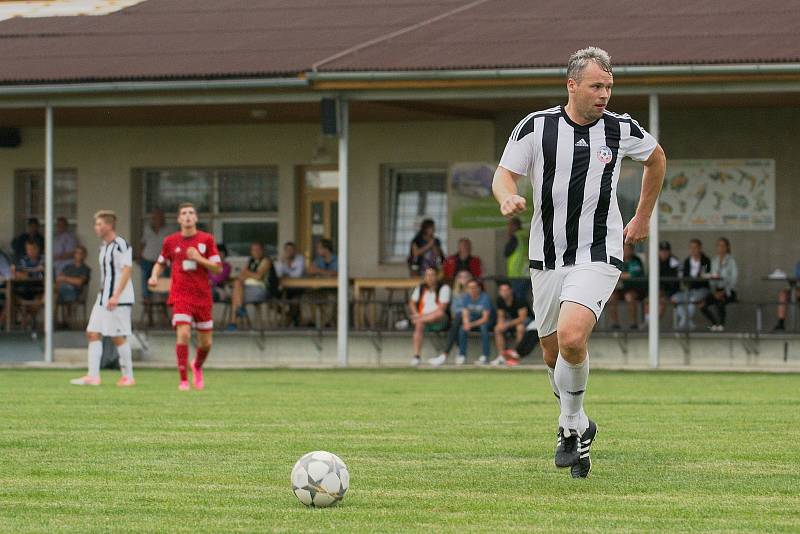 Fotbalisté Želatovic (v pruhovaném) proti Kralicím na Hané