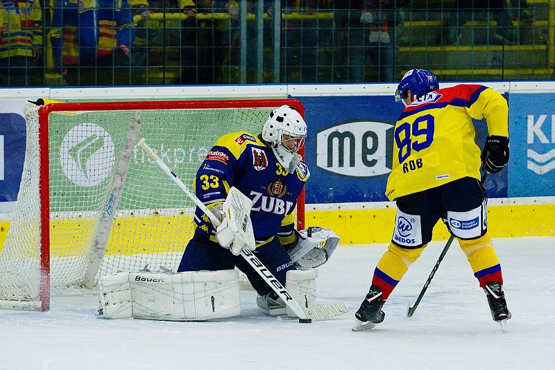 Hokejisté HC Zubr Přerov (v modrém) proti Motoru České Budějovice