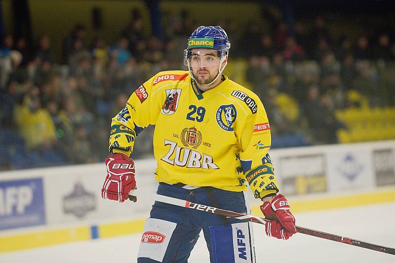 Hokejisté Přerova (ve žlutém) sestřelili Kadaň 8:2. Vojtěch Tomi. Foto: Deník/Jan Pořízek