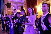 Slavnostní okamžik mají za sebou studenti Oktávy A Gymnázia Jakuba Škody v Přerově, kteří si v pátek večer užili stužkovací ples.