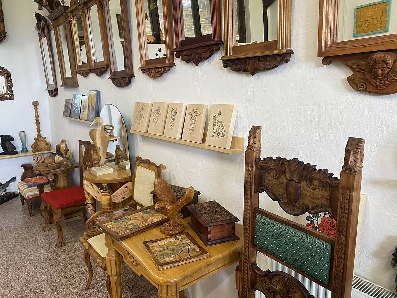 Návštěvníci mohou v těchto dnech obdivovat práce studentů Střední řezbářské školy v Tovačově na tradiční výstavě.