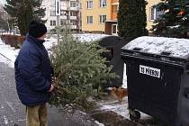 JE PO VÁNOCÍCH. U kontejnerů v Přerově se začínají objevovat vyhozené vánoční stromky. Technické služby je odvážejí v první polovině ledna každý den. Borovice, jedle i smrčky čeká štěpkování nebo pálení.