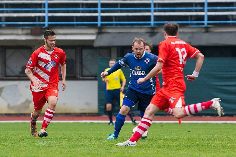 Fotbalisté 1. FCV Přerov (v modrém) proti Hněvotínu