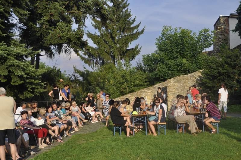 Koncert skupiny Atarés u městských hradeb v Přerově, který se konal v úterý večer, se vydařil. Na prostranství u sochy Neptuna zněly divoké latinsko-americké rytmy, lidé tančili a dobře se bavili.