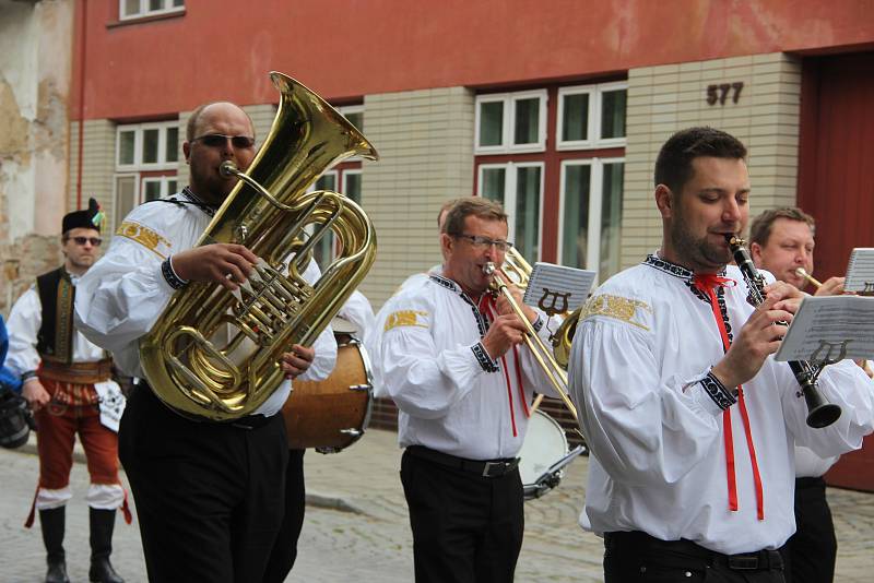 Velkolepý průvod krojovaných Hanáků městem a Ječmínkova jízda králů - takový byl vrchol Kojetínských hodů, které trvaly tři dny. Průvod si nenechaly ujít stovky místních lidí.