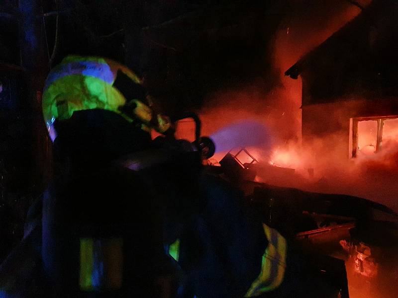 Požár chaty v rekreační oblasti v Lipníku nad Bečvou. 15. listopadu 2020