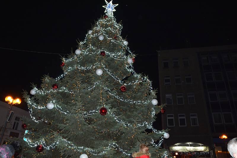 První adventní neděli vpodvečer se slavnostně rozzářil vánoční strom na Masarykově náměstí v Přerově. Do centra města dorazily davy lidí.