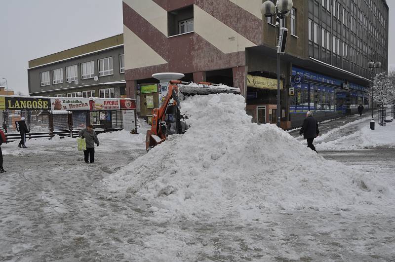 Přerov od časného rána bojuje s přívaly sněhu.