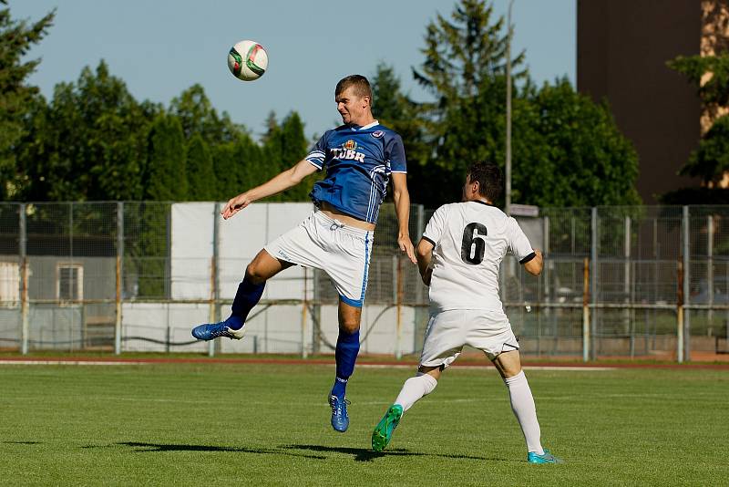 Fotbalisté Přerova (v modrém) proti rezervě 1. HFK Olomouc.