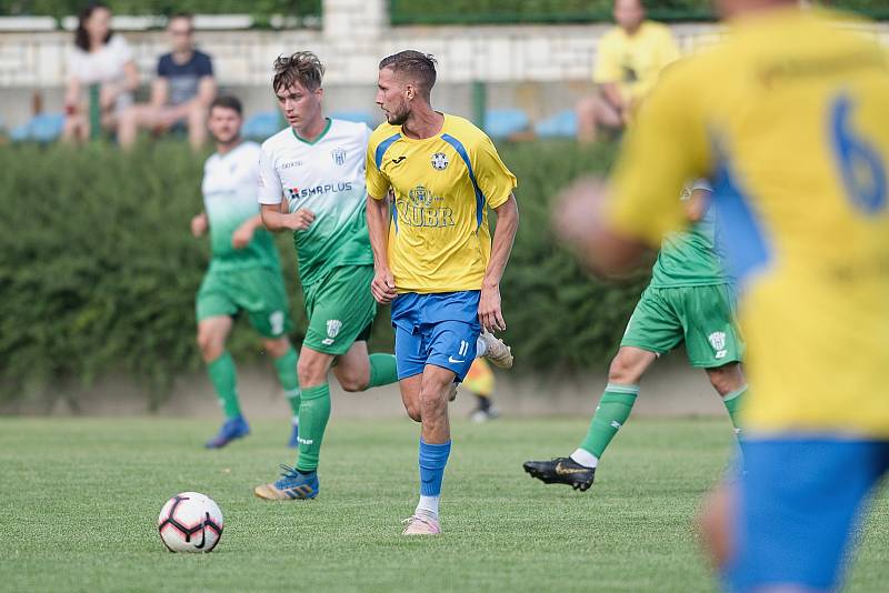 Fotbalisté Kozlovic (ve žlutém) doma porazili Bzenec 2:0. Adam Galetka