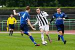 Fotbalisté Přerova (v modrém) v derby proti FC Želatovice (1:0).