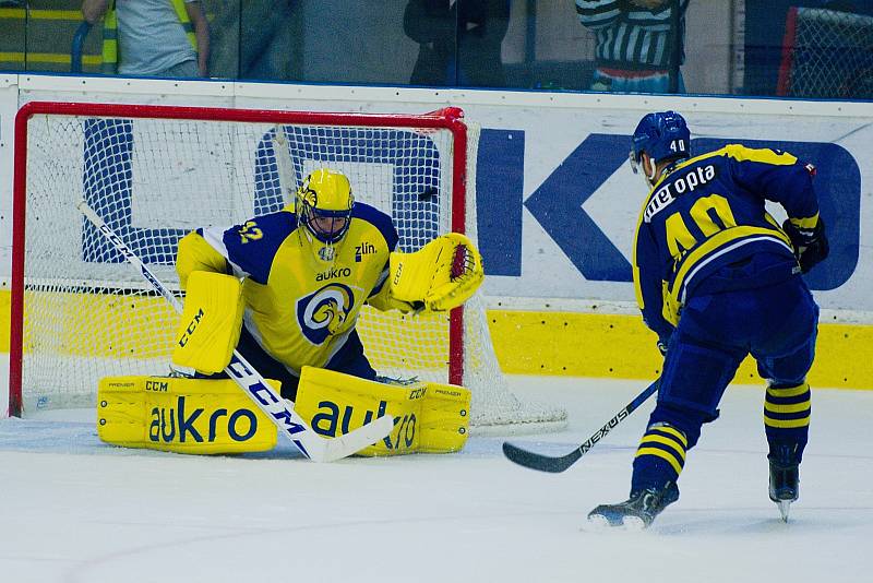 Hokejisté HC Zubr Přerov (v modrých dresech) v přípravě proti Aukro Berani Zlín.