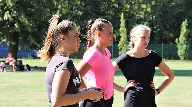 Extraligový tým žen Volejbalu Přerov se připravuje na sezonu 2022/23. Aneta Hůsková, Aneta Köhlerová a Michaela Dlouhá (zleva)