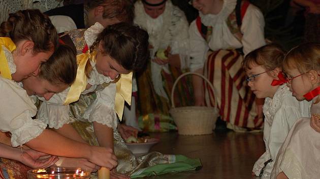 Tradiční předvánoční posezení u cimbálu zaplnilo kulturní dům v Troubkách nad Bečvou. Na podiu se postupně vystřídaly místní folklórní soubory Hanák a Hanáček Troubky, dále pěvecký sbor Troubečan a hostem byl letos soubor Dyleň z Karlových Varů. Program u