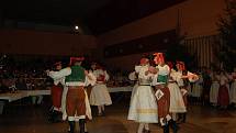 Tradiční předvánoční posezení u cimbálu zaplnilo kulturní dům v Troubkách nad Bečvou. Na podiu se postupně vystřídaly místní folklórní soubory Hanák a Hanáček Troubky, dále pěvecký sbor Troubečan a hostem byl letos soubor Dyleň z Karlových Varů. Program u