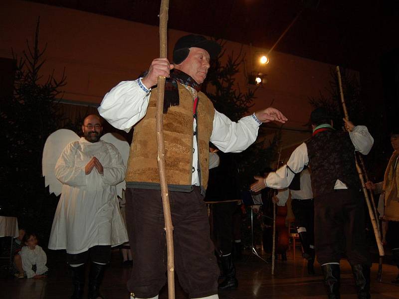 Tradiční předvánoční posezení u cimbálu zaplnilo kulturní dům v Troubkách nad Bečvou. Na podiu se postupně vystřídaly místní folklórní soubory Hanák a Hanáček Troubky, dále pěvecký sbor Troubečan a hostem byl letos soubor Dyleň z Karlových Varů. Program u