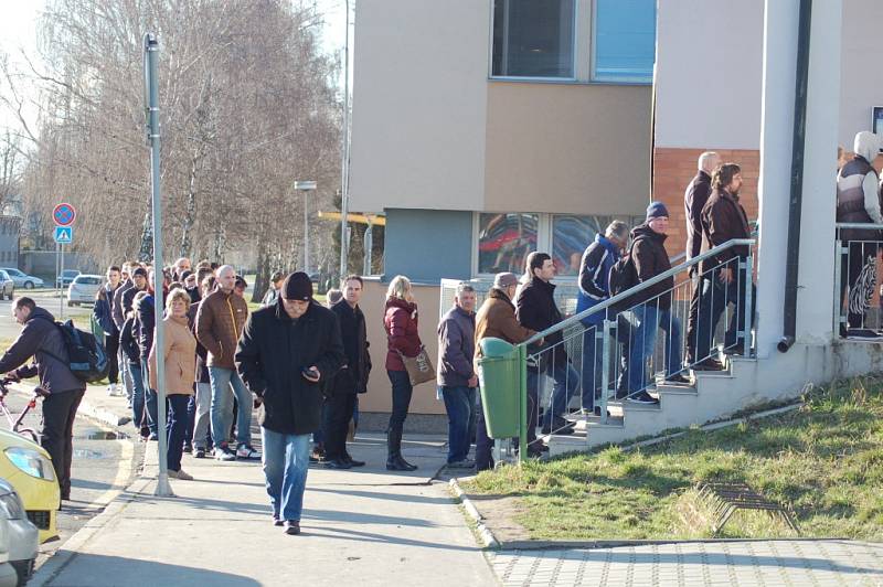 Takto to vypadalo na pokladnách přerovského zimního stadionu půlhodinu po spuštění předprodeje vstupenek na čtvrtfinále WSM ligy