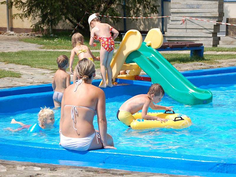 Na bazéně v Přerově je i v tropických vedrech poloprázdno. Lidem totiž vadí hlučné chování nepřizpůsobivých obyvatel města. Provozovatel se rozhodl zakázat návštěvníkům, kteří chod koupaiště narušují, vstup do areálu