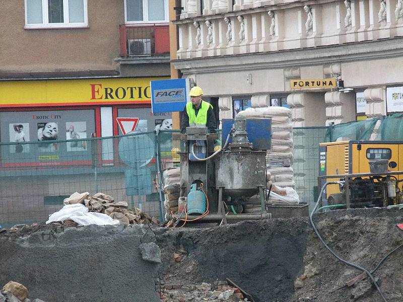 Hladinu Bečvy sledují stavbaři, kteří nyní vrtají mikropiloty budoucího Tyršova mostu v Přerově. Tyto práce chtěli stihnout do konce ledna, možná je ale zbrzdí stoupající voda