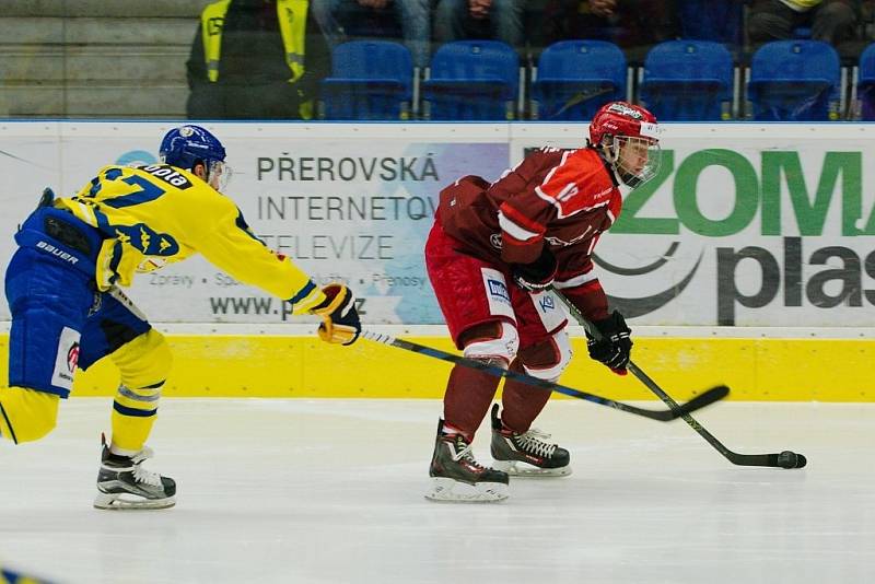 Hokejisté Přerova (ve žlutém) po prodloužení porazili Frýdek-Místek 2:1. 