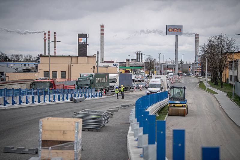 Dokončovací práce na estakádě v Předmostí - ta má zrychlit dopravu na tahu Olomouc - Zlín přes Přerov. 15. dubna 2021