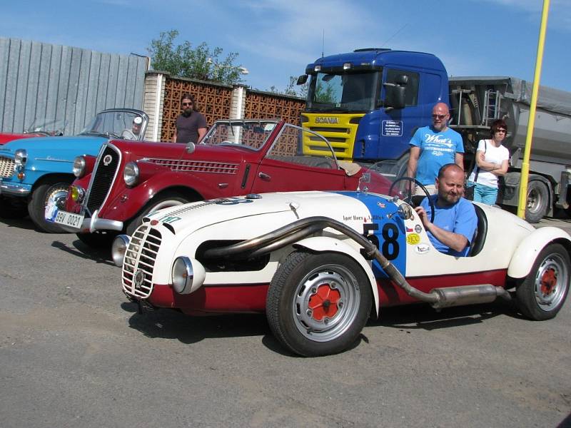 Tradiční Jarní jízdou zručnosti zahájil v neděli 29. dubna Oldtimer club Helfštýn svou letošní sezonu