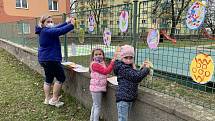 Děti z Mateřské školky Jasínkova v Přerově do školky nemůžou, a tak si ji aspoň velikonočně vyzdobily.