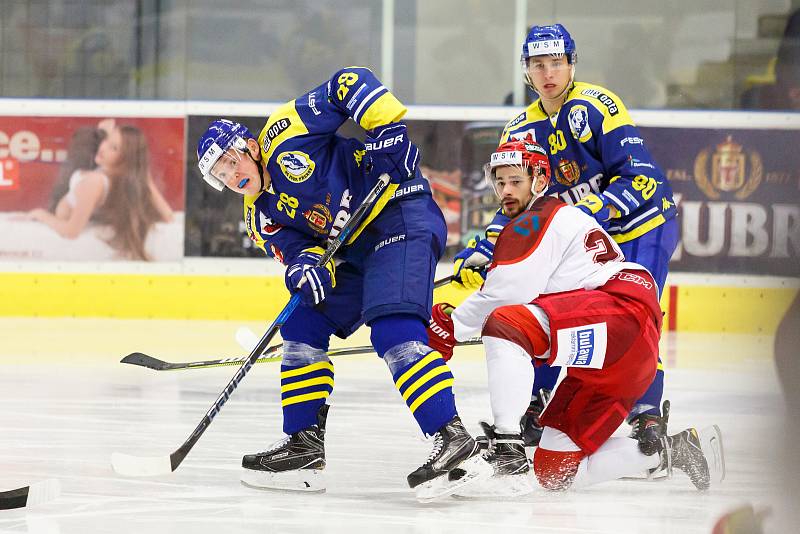 Hokejisté HC Zubr Přerov (v modrém) proti Frýdku-Místku (1:3). Jan Berger.