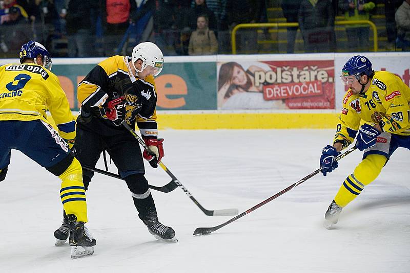 Hokejisté Přerova (ve žlutém) sestřelili Kadaň 8:2. Foto: Deník/Jan Pořízek