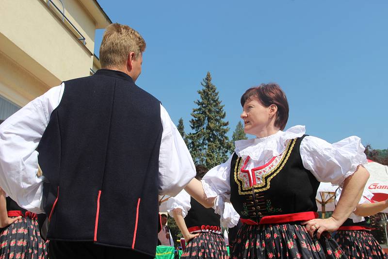 Stovky spokojených návštěvníků, koncerty a atrakce pro děti.  V Teplicích nad Bečvou se v sobotu konalo už 465. otevírání lázeňské kolonády.