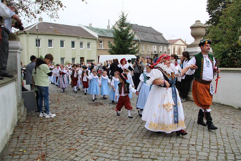 Město Tovačov oslavilo 700 let od svého založení velkolepým krojovaným defilé sedmi stovek Hanáků, kteří prošli v průvodu městem. Součástí Svatováclavských hodů byla i slavnostní bohoslužba ve zdejším kostele.