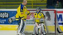 Hokejisté HC Zubr Přerov (v modrém) v "Posledním špílu sezony" profi sým fanouškům. Foto: Deník/Jan Pořízek