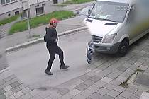 Policisté pátrají po zloději, který 31. října ukradl z neuzamčeného mercedesu v Kosmákově ulici v Přerově číšnický flek