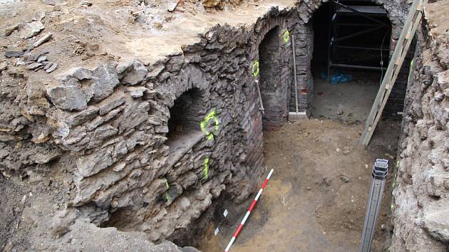 Archeologové při bádání v domě na Horním náměstí v Přerově narazili na vzácný objev – hradbu původního pozdně románského či raně gotického kastelánského hradu.
