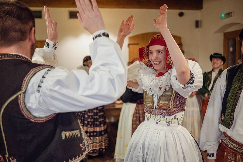 Folklorní soubor Haná Přerov ani v zimě nezahálí a poctivě nacvičuje na vystoupení, která tanečníky čekají. (Snímky jsou z tradičního lednového setkání v přerovské restauraci Katovna)