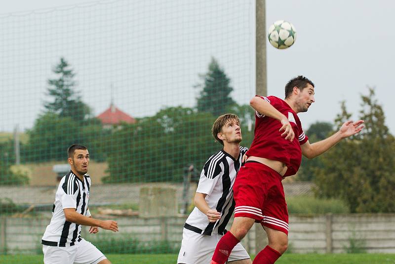 Fotbalisté Želatovic (v pruhovaném) proti Kralicím na Hané