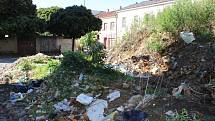 Září 2014.  Chátrající Škodova ulice v Přerově jako zázemí pro bezdomovce a obří smetiště