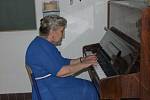U voleb ani tentokrát nechyběla osmdesátiletá Zdena Malindová, která vyhrává voličům v okrsku v ulici Za mlýnem. Tentokrát si připravila šest skladeb, které nacvičovala celý rok.