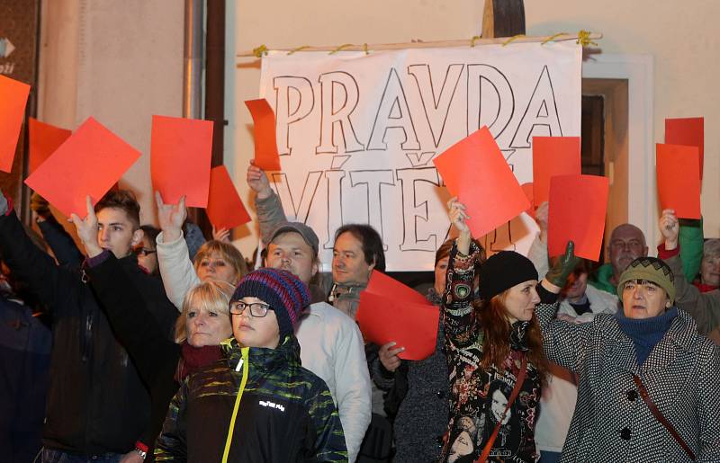 Setkání s občany na náměstí TGM v Lipníku nad Bečvou - červené karty pro prezidenta