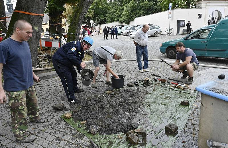 Bádání na dně historické studny na Horním náměstí v Přerově