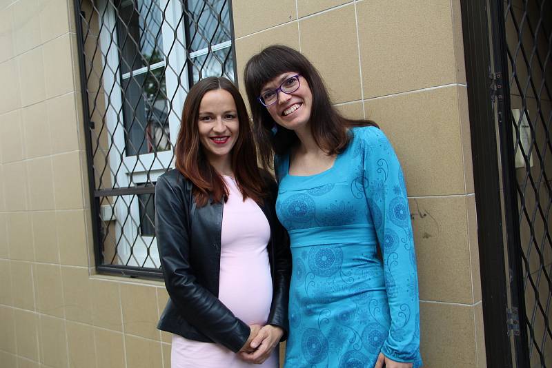 Veronika Dohnalová z Oseku nad Bečvou (na snímku v modré halence) se rozhodla v Přerově založit bezobalový obchod. S projektem jí pomáhá Martina Žákovská.